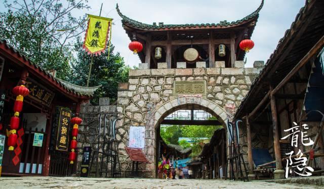美国一架小型商用飞机紧急迫降在弗吉尼亚州高速公路